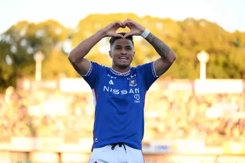 يان ماتيوس.. هزمه رونالدو وطلبه نيمار قبل أن يتفق مع الزمالك